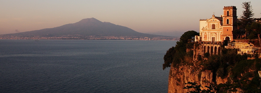 La costa Sorrentina vicino a Napoli, Vico Equense